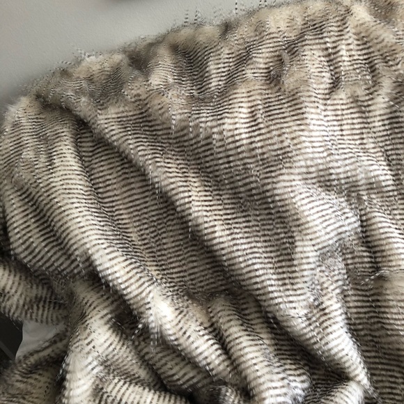 NWOT Set of decorative pillow and throw blanket - Picture 3 of 6